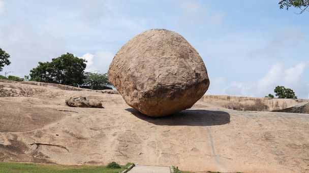 Boule de beurre Krishna Grand ciel bleu et roche. Une pierre d'équilibre. Situé en arrière-plan naturel. - Photo, image