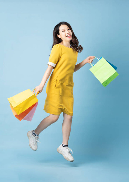 Asian woman portrait in need of a shopping bag - Фото, зображення