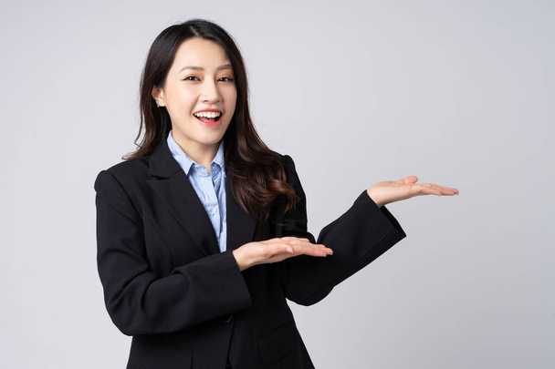 портрет азиатской предпринимательницы, изолированный на белом фоне
 - Фото, изображение