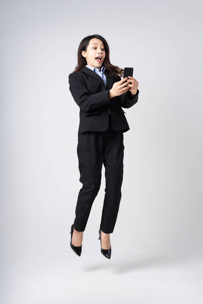 pełny obraz ciała piękne młody Azji businesswoman, izolowane na białym tle - Zdjęcie, obraz
