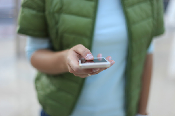 Fechar de uma mulher usando telefone inteligente móvel - Foto, Imagem