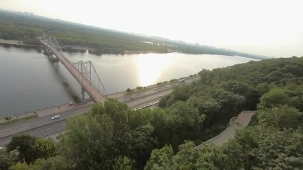 Imágenes de aviones no tripulados FPV. Volar sobre el puente del parque al amanecer. - Metraje, vídeo