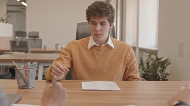 POV plan de ralentissement moyen du jeune homme caucasien signant un contrat de travail et serrant la main des employeurs après avoir été embauché sur un nouvel emploi - Séquence, vidéo