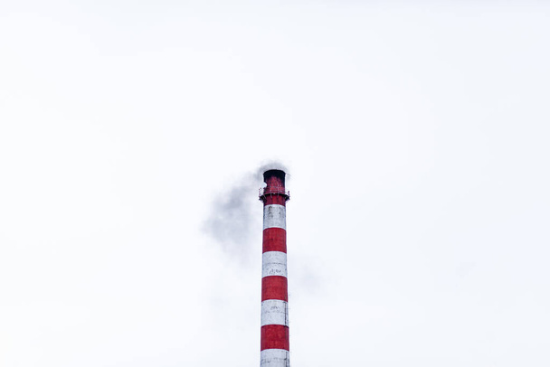 ボイラー室の煙突から白い濃い煙。青い空に対して煙。大気汚染だ。街の暖房だ。工業地帯. - 写真・画像
