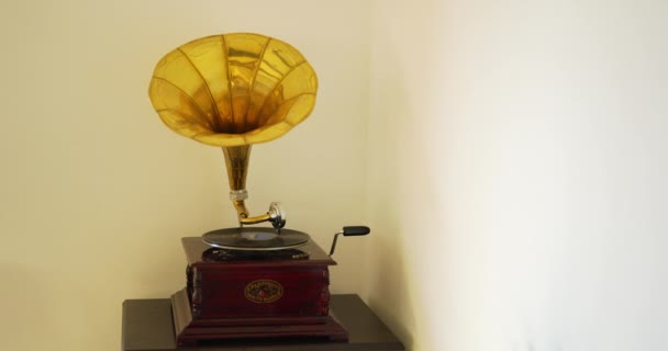 Oude vintage grammofoon die vinyl disc speelt. 4k. - Video