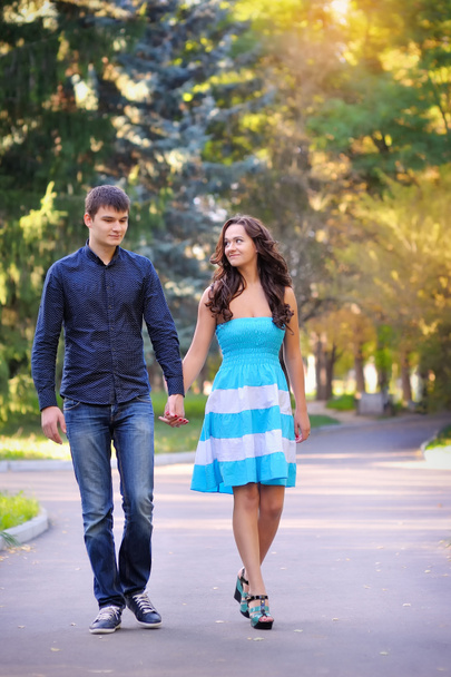 Coppia innamorata passeggiando insieme in un bellissimo parco
  - Foto, immagini