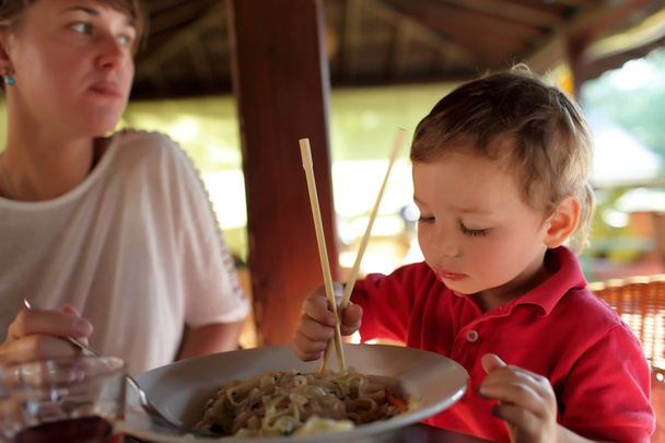 Family eating noodles - Фото, изображение