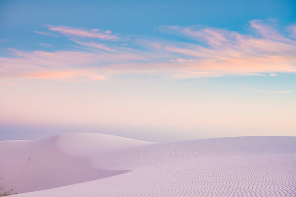 A szín kezd megjelenni az égen a fehér homok felett Nemzeti Park - Fotó, kép