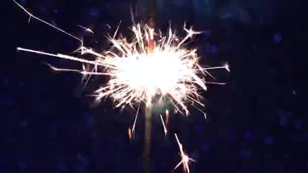 Brilhante sparkler em fundo azul brilhante. Véspera de Ano Novo festa festiva. - Filmagem, Vídeo