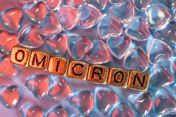 SARS-CoV-2 Coronavirus Variant Omicron. Nombre OMICRON revelar. Fondo rojo y negro. - Foto, Imagen