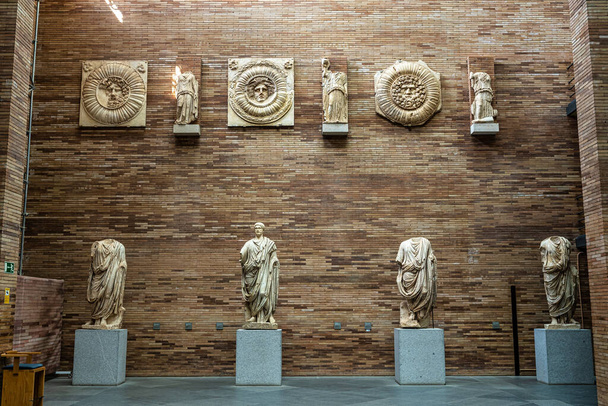 Das vom berühmten spanischen Architekten Rafael Moneo entworfene Nationalmuseum für römische Kunst. Merida, Extremadura, Spanien - Foto, Bild