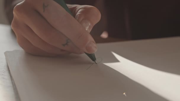 A nem felismerhető női kéz aláírásának lassú közelsége fontos üzleti dokumentum - Felvétel, videó