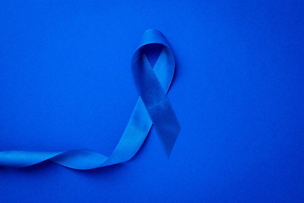 Ráktudatosság kék. Tudatosság a férfiak egészségét novemberben kék prosztatarák szalag elszigetelt mély kék alapon. November és a Nemzetközi Férfi Nap - Fotó, kép