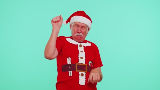 Hullu vanhempi isoisä mies mies hattu osoittaa kielen ulos, pelleillä tekemässä hassuja kasvoja - Materiaali, video
