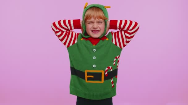 Menina criança Natal Elfo cobrindo orelhas e gestos não, evitando conselhos ignorando ruído desagradável - Filmagem, Vídeo