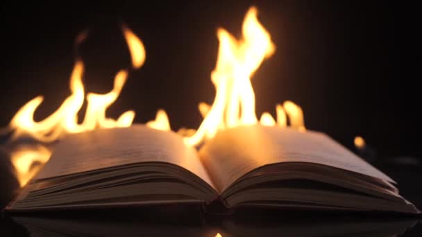 Ein offenes Buch vor dem Hintergrund des Feuers - Filmmaterial, Video