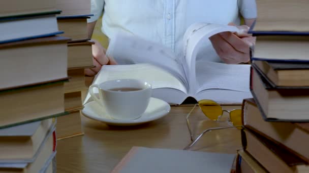 Férfi kéz lapozgatás a lapok egy könyv, közelkép - Felvétel, videó