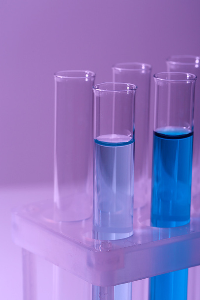 Tubos de ensayo con líquido azul
 - Foto, imagen