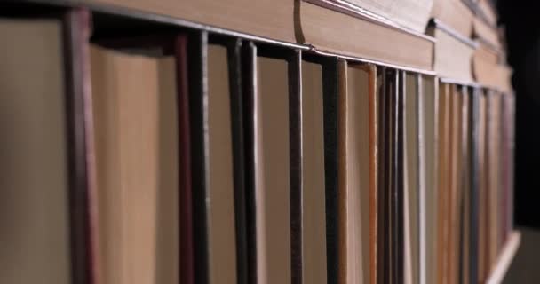 Много книг, организованных на полках в большом книжном магазине - Кадры, видео