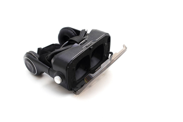 Widok z bliska na Black VR box lub okulary rzeczywistości wirtualnej odizolowane na białym tle. - Zdjęcie, obraz
