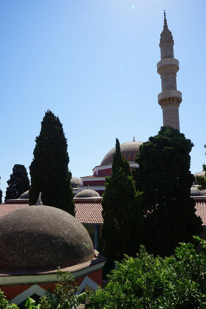 Suleiman Moschee dans la ville historique de Rhodes. Mosquée de couleur rose de 1522 avec une façade en brique ornée et un petit musée sur l'islam. Grèce   - Photo, image