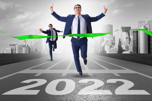 Biznesmen biegnie do 2022 roku - Zdjęcie, obraz