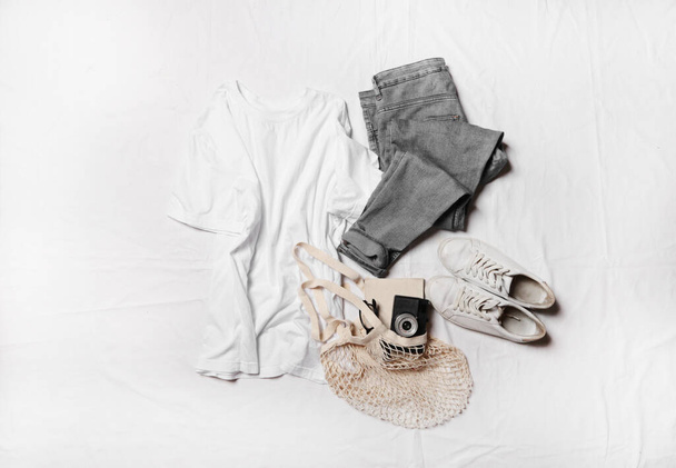 стильная одежда и аксессуары на белом фоне - Фото, изображение