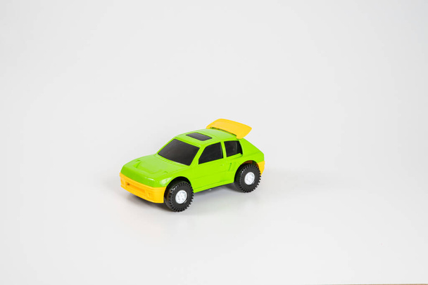 Spielzeugauto aus Kunststoff isoliert auf weißem Hintergrund. - Foto, Bild