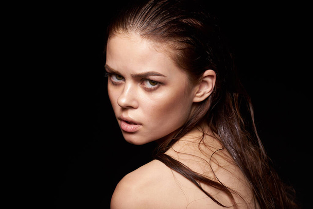 woman model bare shoulders clean skin wet hair dark background - Foto, Bild