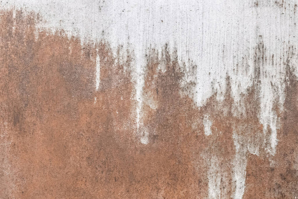 Viejo metal marrón oxidado sucio con pintura blanca sobre fondo de textura desgastada superficie de hierro. - Foto, imagen
