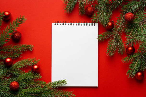Kerst rode achtergrond met sparren tak in de rechterbovenhoek, kopieer ruimte - Foto, afbeelding