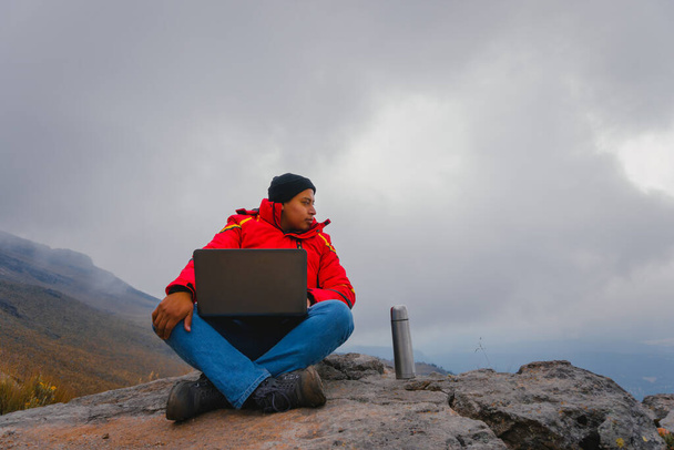 Mann arbeitet im Freien mit Laptop - Foto, Bild