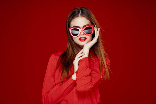 cheerful woman in a red shirt sunglasses Glamor close-up - Fotó, kép