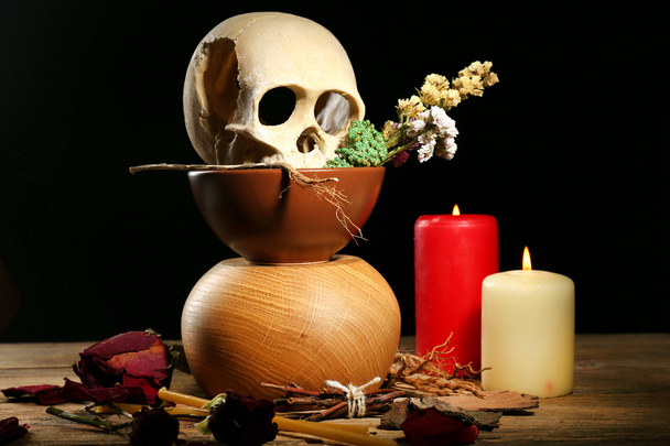 Human skull with dried rose - 写真・画像