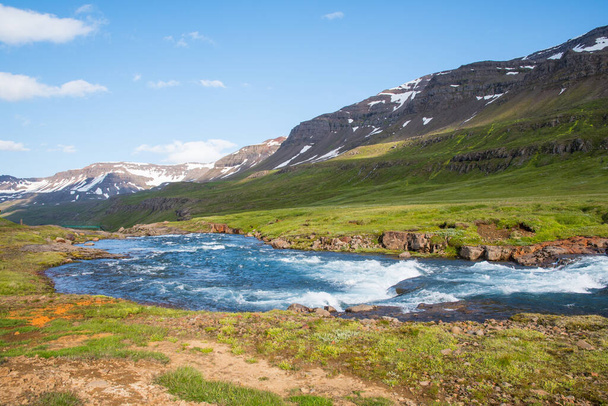 アイスランド東部のセイディフジョードゥル・フィヨルドのFjardara川 - 写真・画像