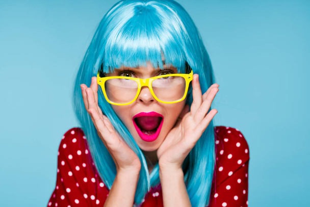 mujer glamorosa en azul peluca gafas amarillas posando modelo - Foto, imagen