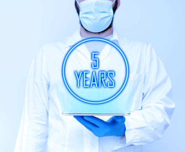 Mesaj işareti 5 yıl olduğunu gösteriyor. Yeni Bilimsel Keşfi sunan Tıbbi Teknolojiyi tanıtmak için 10 yıldır var olan özel bir günü hatırlama veya onurlandırma yaklaşımı - Fotoğraf, Görsel
