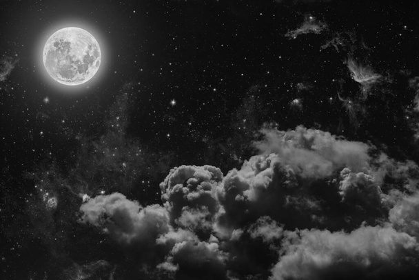 tła nocne niebo z gwiazdami, księżycem i chmurami. Elementy tego obrazu dostarczone przez NASA - Zdjęcie, obraz