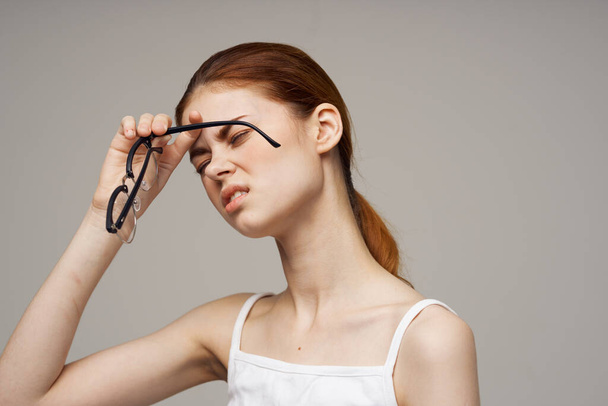 žena v bílém tričku problémy s viděním myopia studio léčba - Fotografie, Obrázek