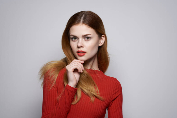 wesoły kobieta moda fryzura czerwony sweter model lekkie tło - Zdjęcie, obraz