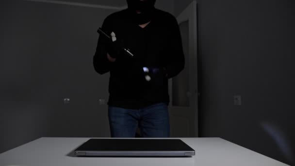 Διαρρήκτης με μάσκα κλέβει χρήματα laptop και κοσμήματα από επίπεδη - Πλάνα, βίντεο