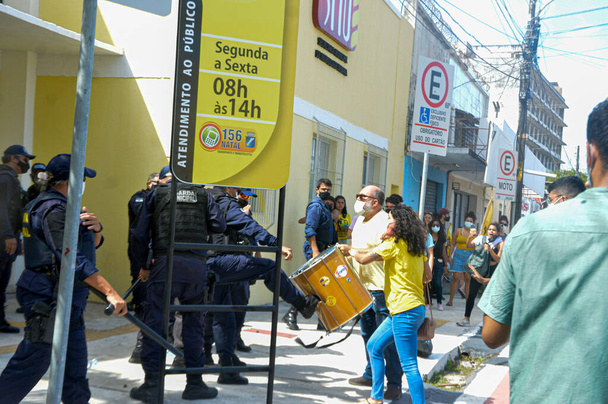 Διαδήλωση φοιτητών στο Νατάλ. December 2, 2021, Brazil, Natal, RN: Οι δημοτικοί φύλακες χρησιμοποίησαν πλαστικές σφαίρες και σπρέι πιπεριού για να διαλύσουν τις φοιτητικές διαμαρτυρίες ενάντια στη συλλογή ναύλων της γραμμής λεωφορείων που συνδέει την Avenida Salgado Filho με την Πανεπιστημιούπολη του UFRN - Φωτογραφία, εικόνα