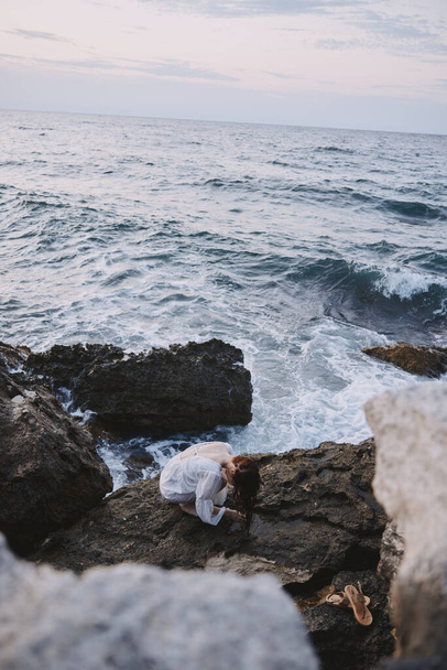 viaggiatore donna in abito bianco sulla spiaggia del mare Stile di vita inalterato - Foto, immagini