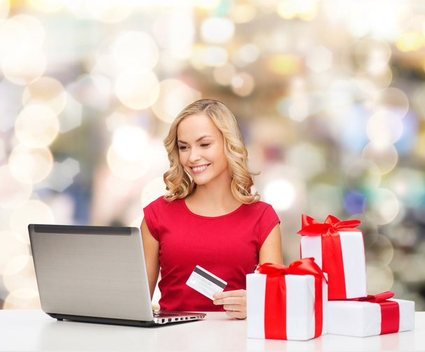 smiling woman with credit card and laptop - Foto, immagini