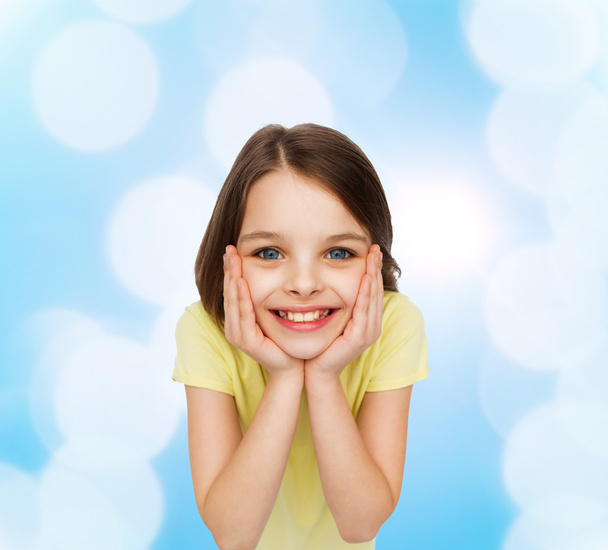 smiling little girl over white background - Foto, afbeelding