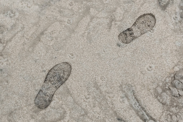 Impronta dalla suola di una scarpa da uomo contro la sabbia. - Foto, immagini