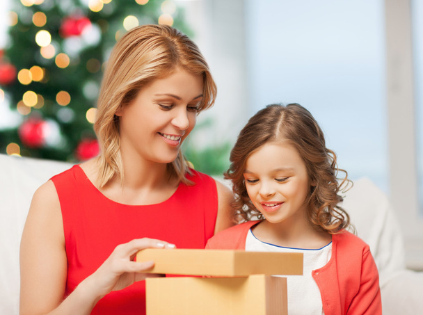 happy mother and child girl with gift box - Foto, Imagem