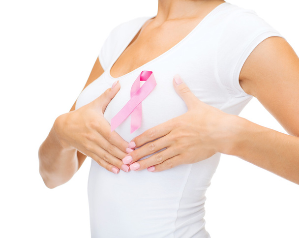 Frau mit rosa Krebsinformationsband - Foto, Bild