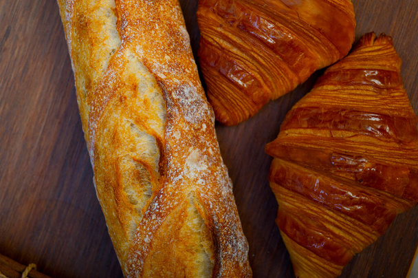 Francouzské čerstvé croissanty a řemeslná bagetová tradice - Fotografie, Obrázek
