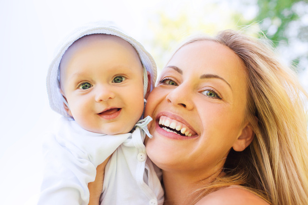 madre feliz con pequeño bebé al aire libre
 - Foto, Imagen
